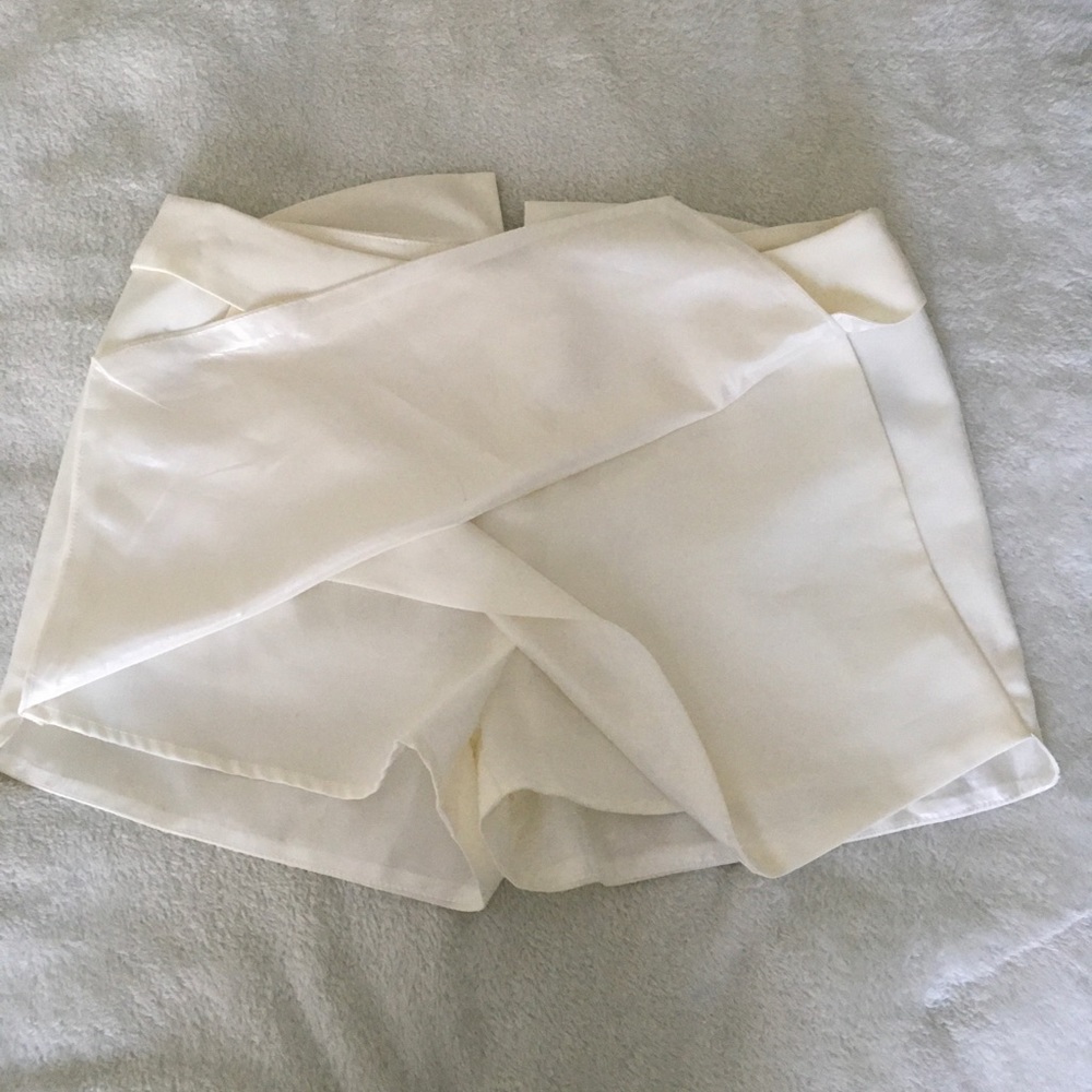 Women’s Solid White Asymmetrical Skort Forever 21 Size M - Picture 13 of 13